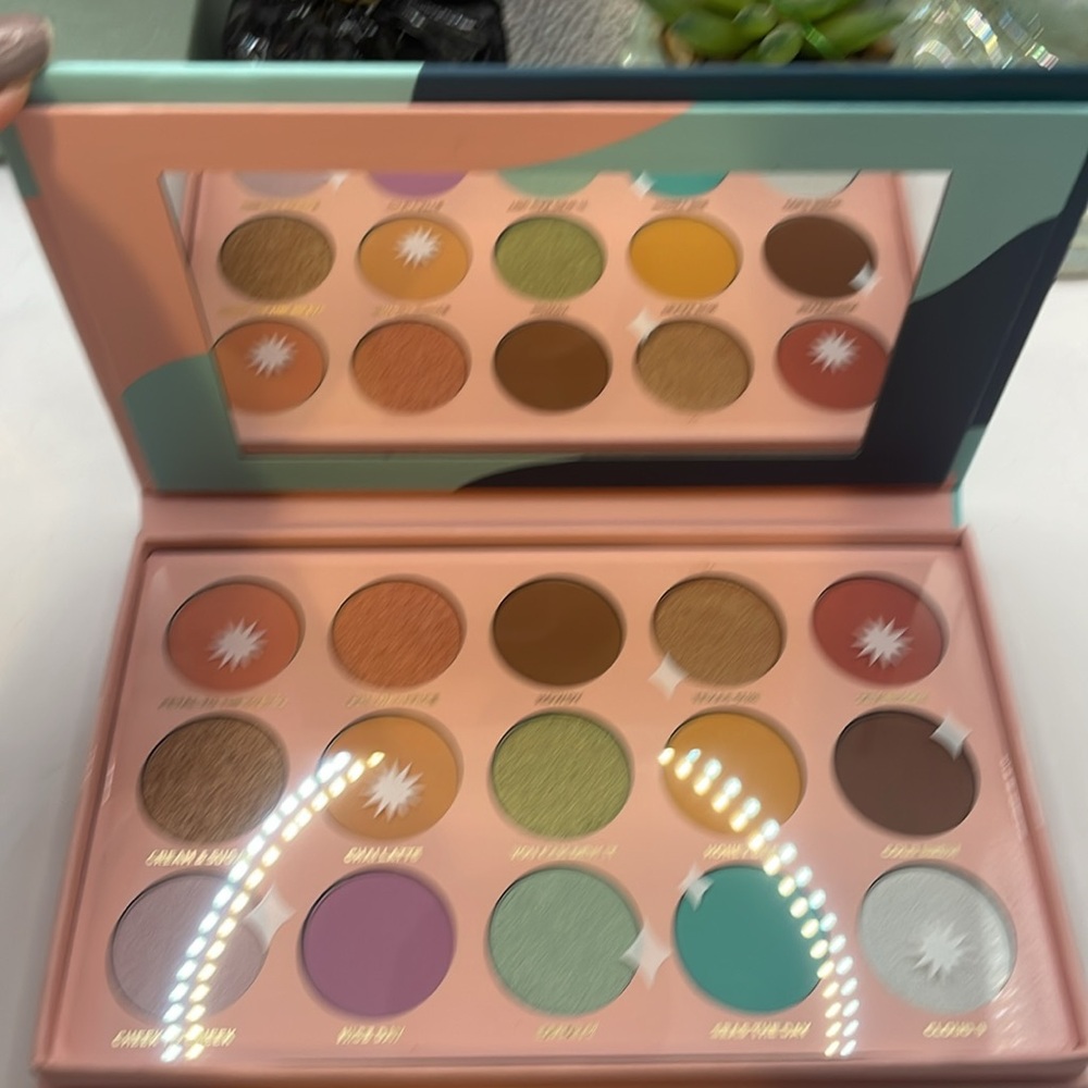 BNWOT Colorful Ulta Beauty Eyeshadow Palette (000411)